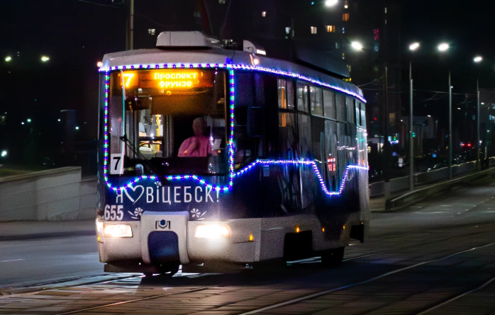 Какие маршруты трамваев и троллейбусов в Витебске украшены новогодней иллюминацией?