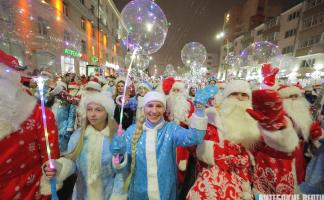 Волшебство на пороге: праздничное шествие Дедов Морозов и Снегурочек в Витебске превратилось в новогодний карнавал