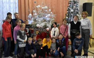 «Скокі-пераскокі» в «Ляльке». Белорусский детский фонд дарит новогоднюю сказку в Витебске