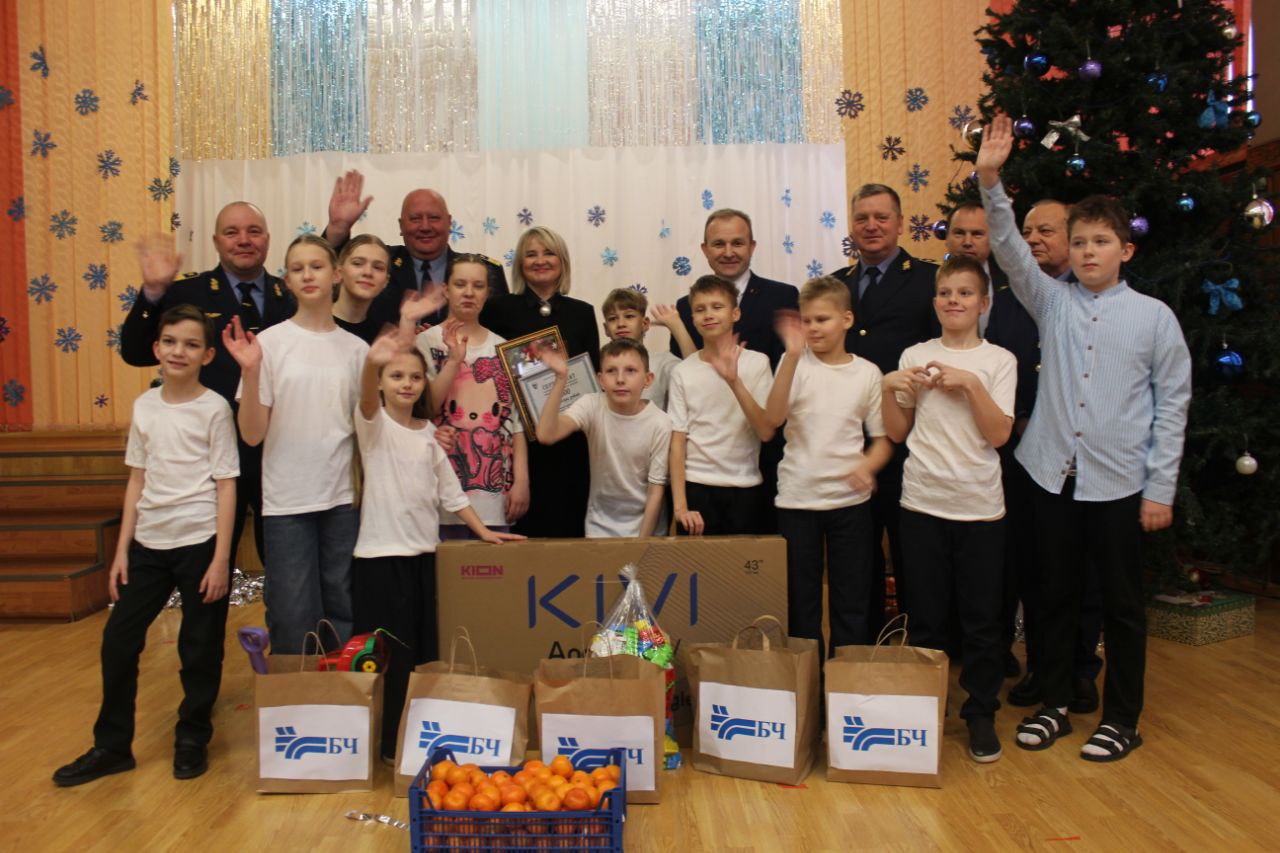 Подарки к Новому году. Железнодорожники поздравили воспитанников и педагогов специальной школы-интерната в Витебске