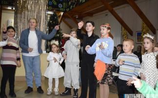 Детей из семей беженцев из Украины поздравили в Витебске с новогодними праздниками 