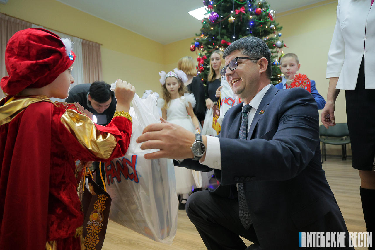 Праздник идет к каждому! Сергей Левкович передал новогодние подарки воспитанникам детского социального приюта в Витебском районе