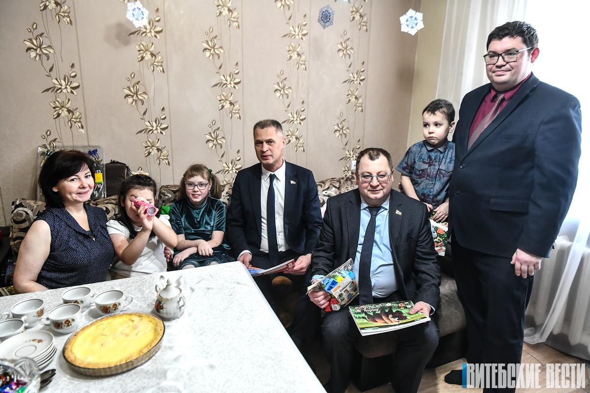 Новый год для каждого ребенка: администрация Октябрьского района Витебска поздравила многодетную семью