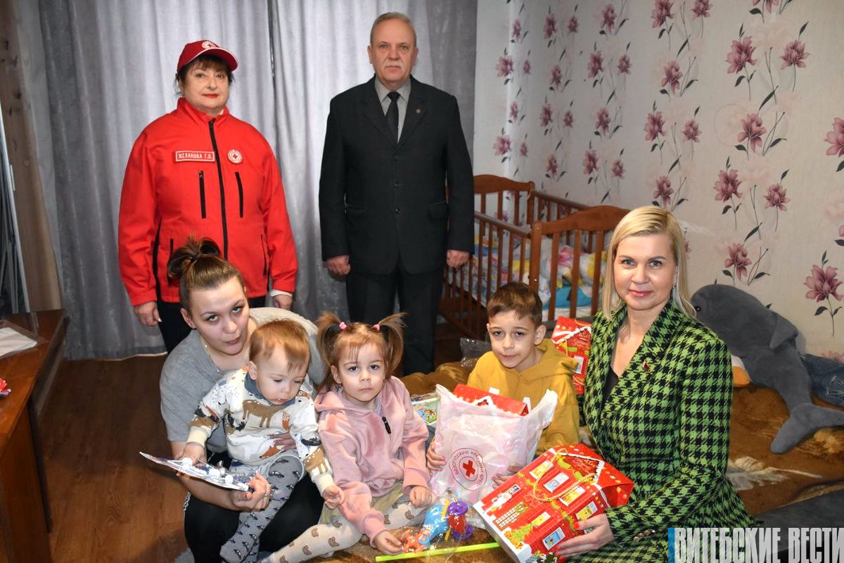 Новогодние чудеса продолжаются. «Елка желаний» отправилась в многодетные семьи Витебской области  