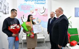 В Витебске вручили подарки от Президента мамам и первым рожденным в 2026 году малышкам