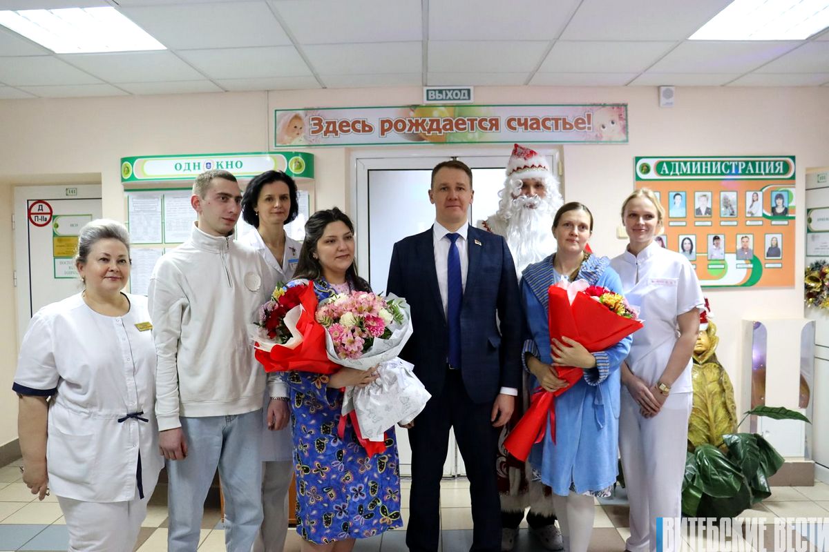 Председатель Оршанского райисполкома поздравил и вручил подарки мамам первых новогодних оршанцев