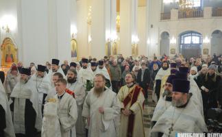 Сотни прихожан собрались в Свято-Успенском кафедральном соборе Витебска на рождественский молебен