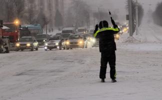 В условиях сильного снегопада сотрудники Госавтоинспекции круглосуточно принимают меры для обеспечения безопасности на дорогах
