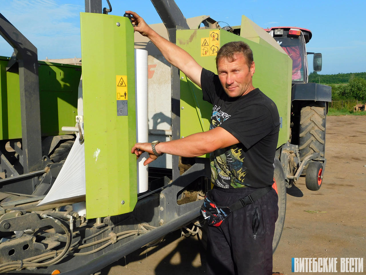 Более 20 лет за рулем трактора: история Александра Яночкина из Поставского района