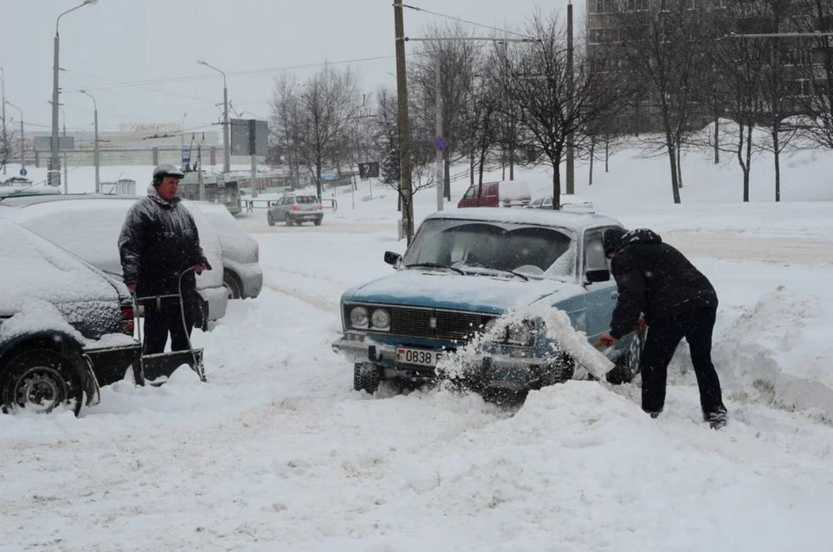 Прокуратура Витебской области предупреждает автовладельцев про обязанность чистить места вокруг припаркованных авто от снега