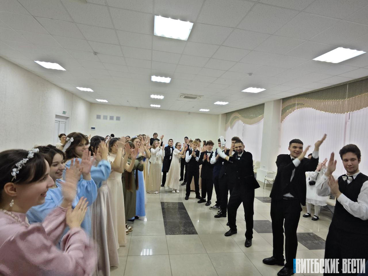 Полонез и вальс в библиотеке: в Витебске прошел рождественский бал молодежного клуба «Православичи»