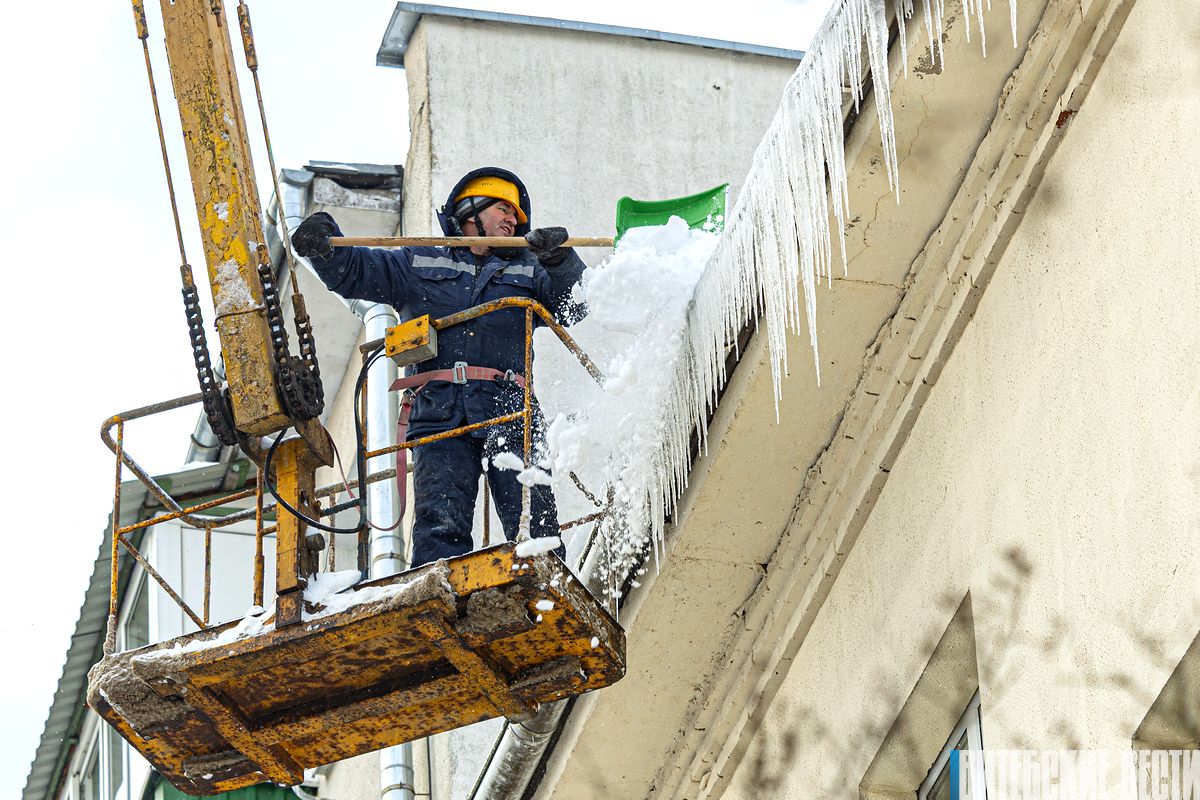 Не допустить повторения трагедии. Как в Витебске защищают граждан от гигантских сосулек: фоторепортаж