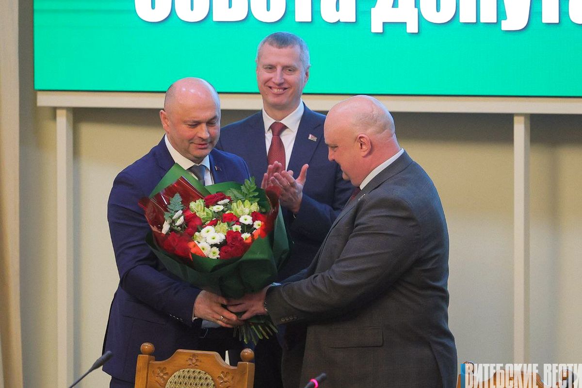 Фотофакт. На 22-й внеочередной сессии Витебского областного Совета депутатов утвержден в должности председателя облисполкома Александр Рогожник