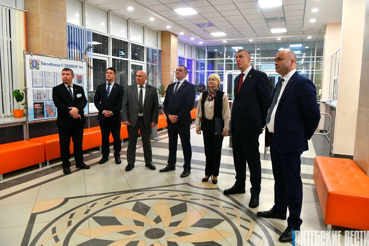 Дмитрий Крутой посетил в Витебске Центр по прыжкам на батуте и от имени Александра Лукашенко  вручил сладкие подарки членам национальной команды