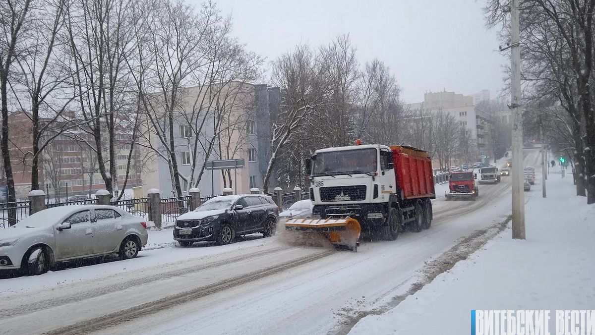Фотофакт. В Витебске идет расчистка улиц от последствий циклона