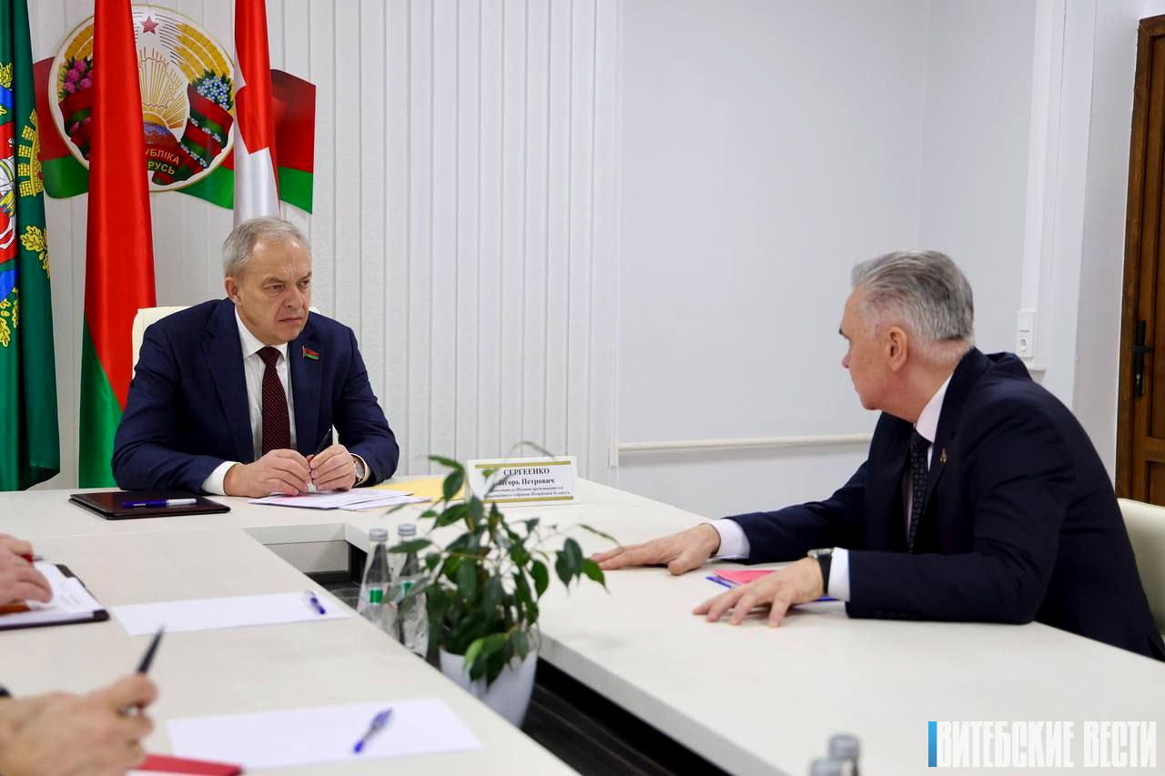 ФОТОФАКТ: Игорь Сергеенко  проводит личный прием граждан и юридических лиц в Шарковщине