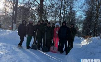 Активисты Витебской городской организации РОО «Патриоты Беларуси» и военнослужащие помогли витебскому дому ребёнка после снегопада