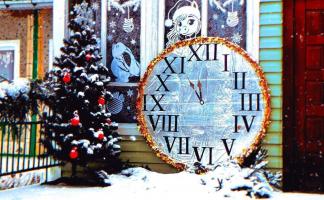 Более 300 метров гирлянд и снежная лошадь: в Верхнедвинском районе выбрали лучшие новогодние дворы