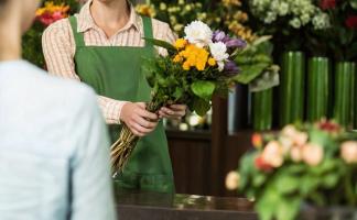 Налоговики выявили сокрытую выручку у продавца цветов в Полоцке и Новополоцке