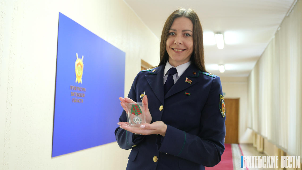 Медаль за службу и лайки за торты: история старшего помощника прокурора Виктории Драгель