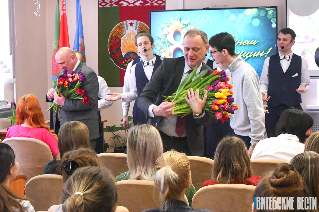 Тюльпаны и подарки: партия «Белая Русь» организовала праздник для женщин в Витебском областном роддоме 