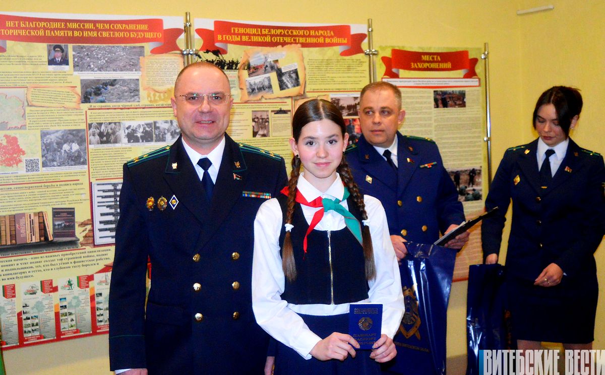 Прокурор Витебской области торжественно вручил паспорта учащимся школ и гимназий Витебска