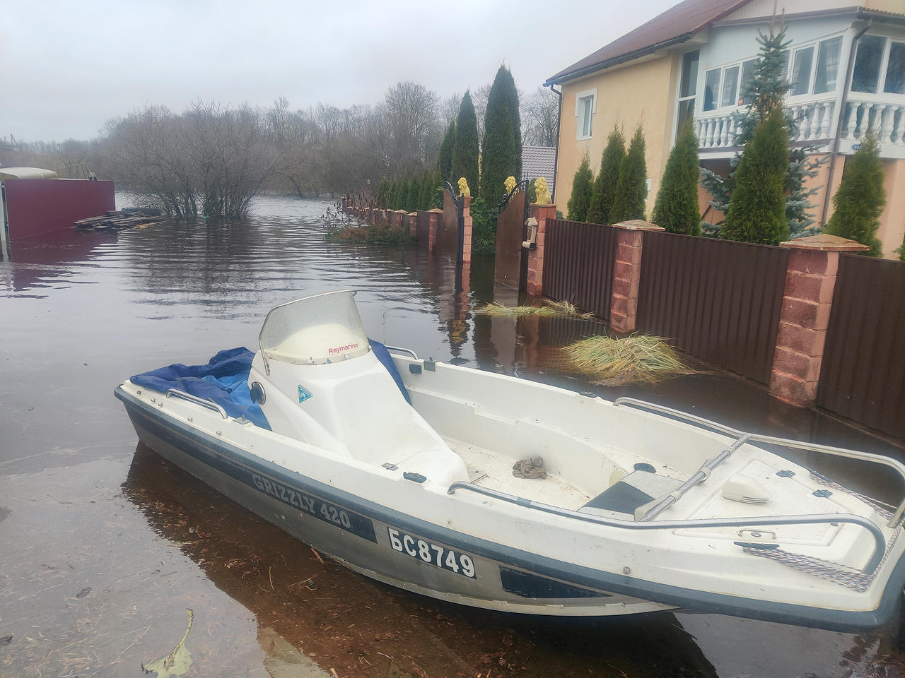 «Действовать на опережение»: как спасатели Верхнедвинского района ежедневно следят за Западной Двиной и готовятся к паводку