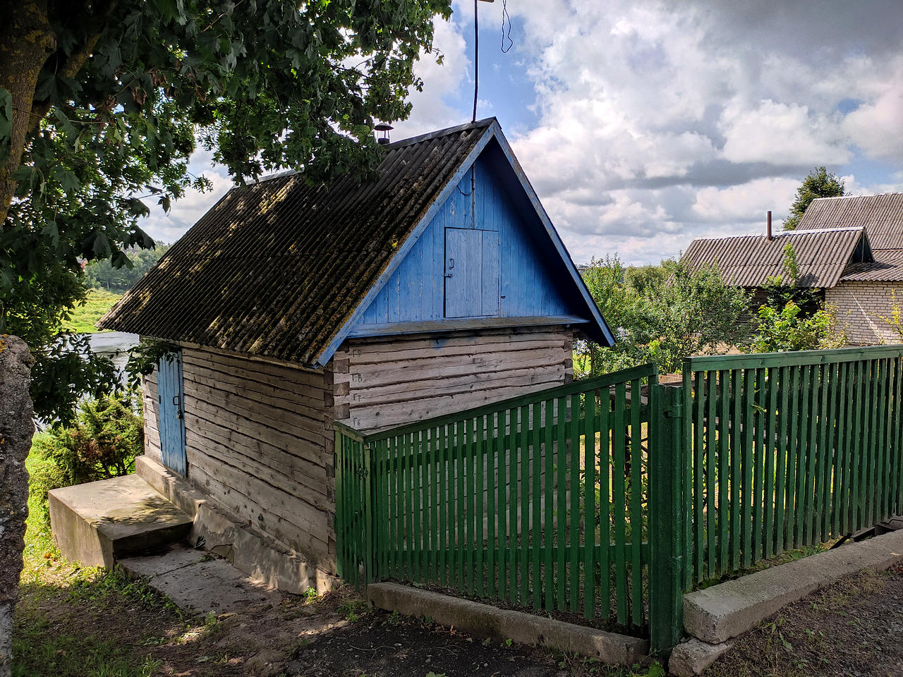 Снести или узаконить? Как в Витебской области борются с самовольными постройками на земле