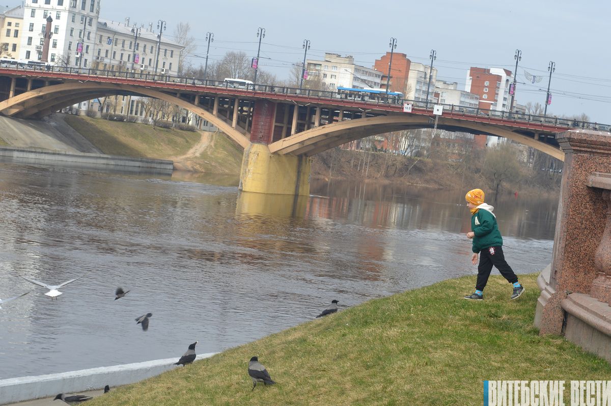 Как в Витебске проходит весенний выходной. Воскресный фоторепортаж с улиц города