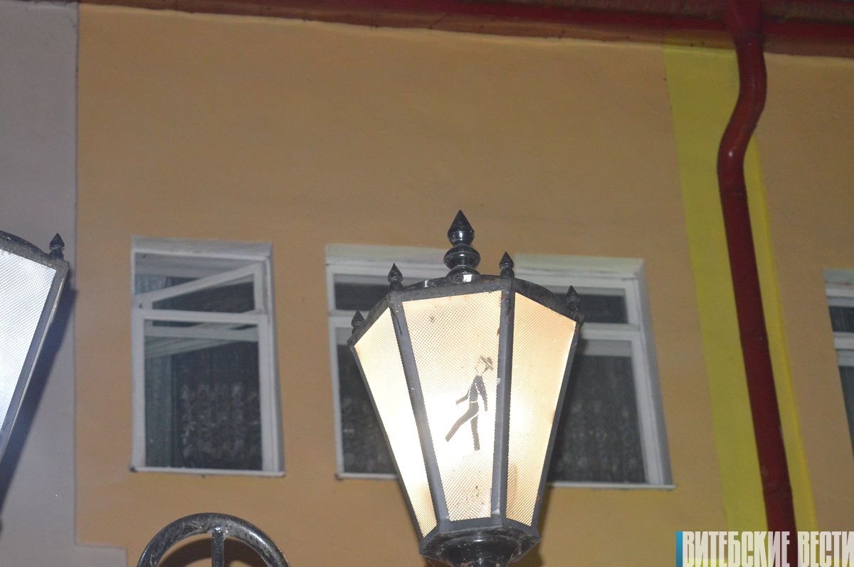 На фонарях в центре Витебска вновь появился нарисованный гид 