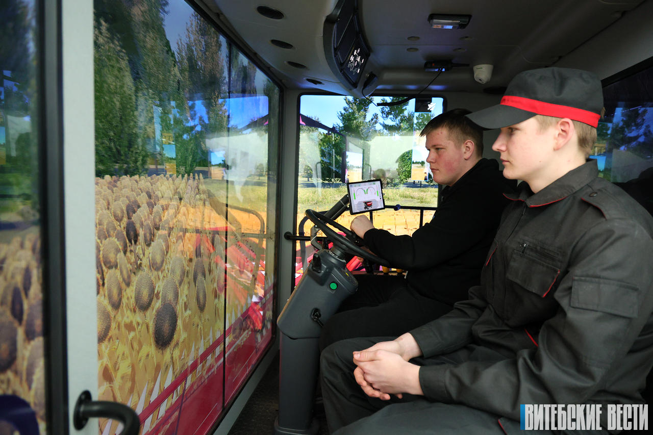 Динамические тренажеры и виртуальная реальность: как готовят механизаторов в Оршанском государственном аграрном колледже