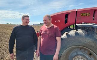 Душа за зиму по земле соскучилась: механизаторы в Толочинском районе вышли в поле раньше обычного