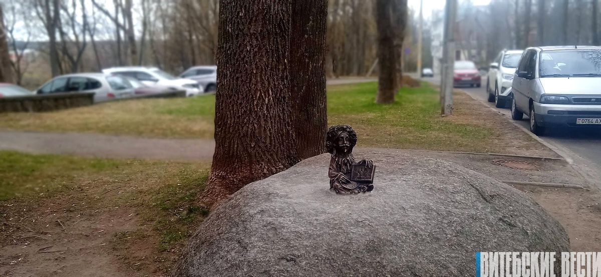 Фотофакт. В Витебске установили Валошку-художника  