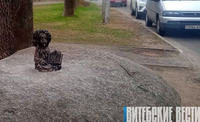 Фотофакт. В Витебске установили Валошку-художника  