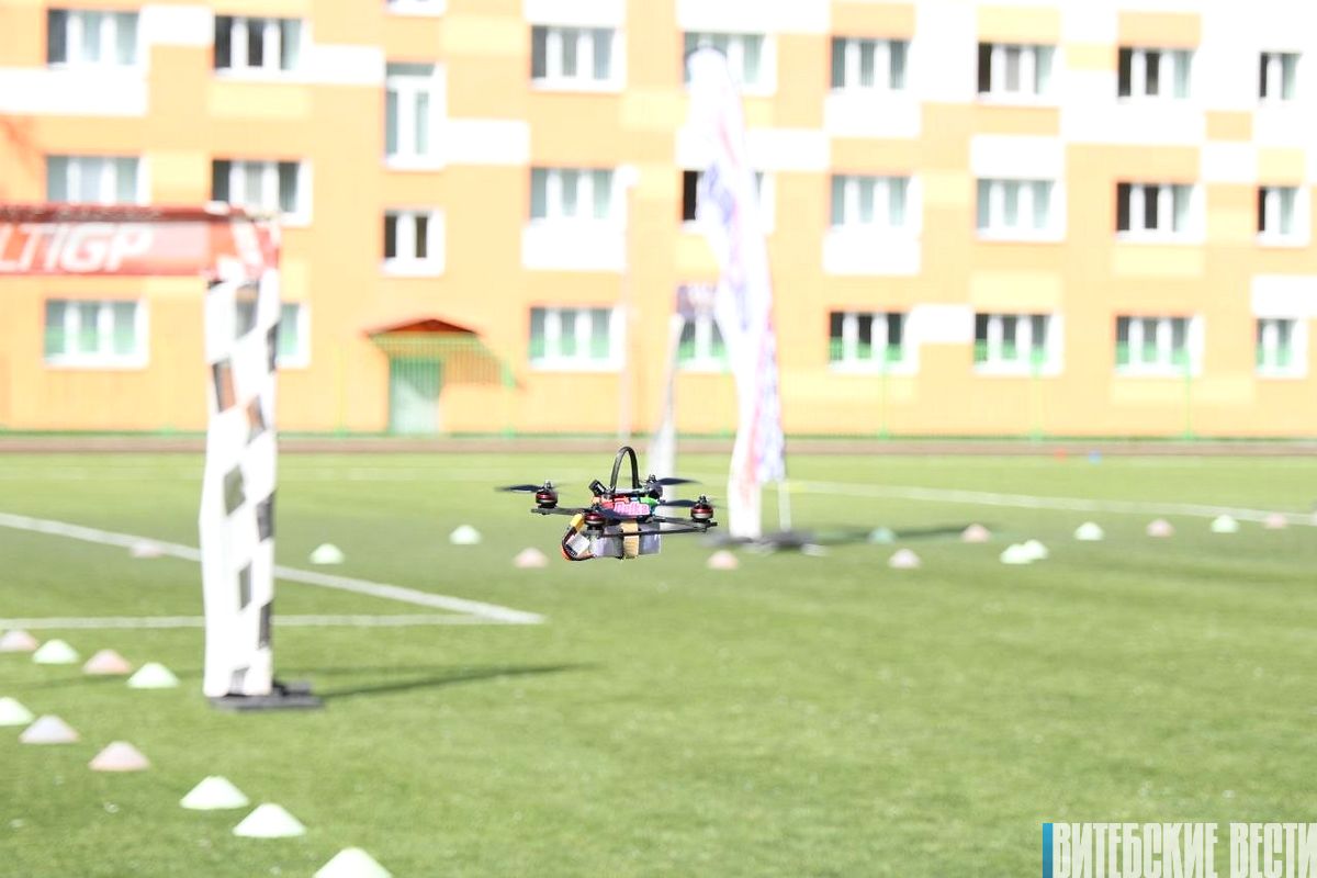 В Витебске проходит первый этап чемпионата Беларуси по дрон-рейсингу