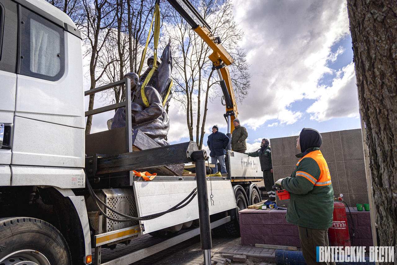 Отреставрированную скульптуру солдат устанавливают на воинском захоронении в агрогородке Вороны Витебского района