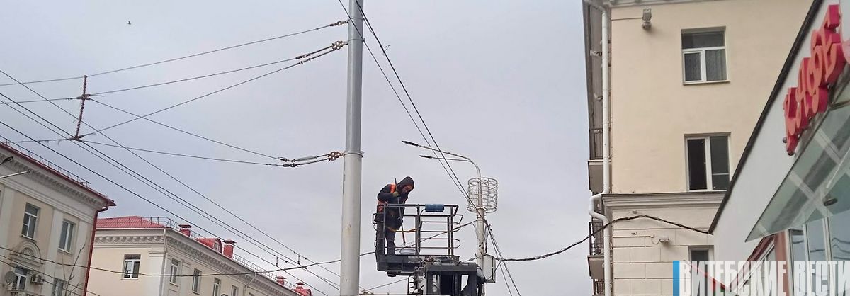 Фотофакт. В Витебске работники коммунальных служб благоустраивают город