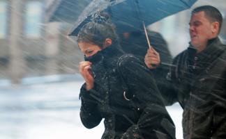 Внимание, штормовое предупреждение! На Беларусь идут сильный ветер до 24 м/с и заморозки