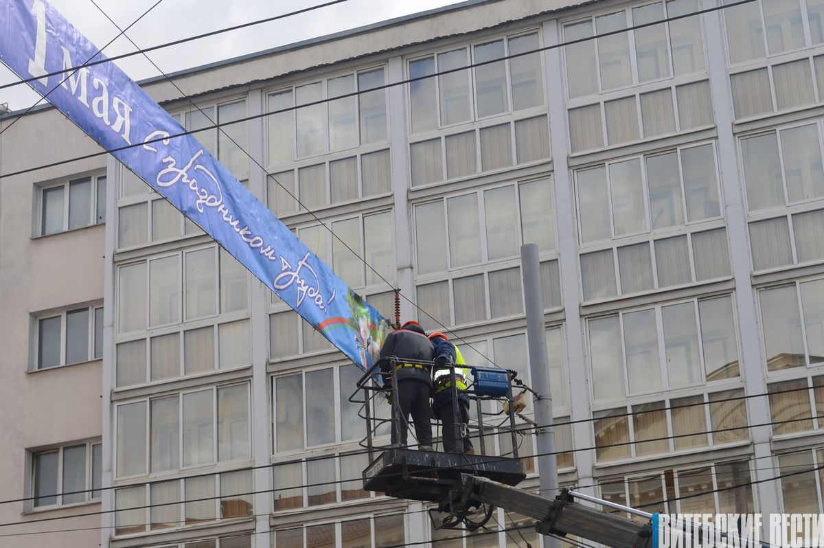 Фотофакт: яркие биг-борды и не только. Витебск украшают к майским праздникам 