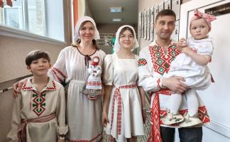 Семья медиков Дмитрия и Алеси Ляшук стала победителем районного этапа конкурса «Семья года-2026» Октябрьского района Витебска