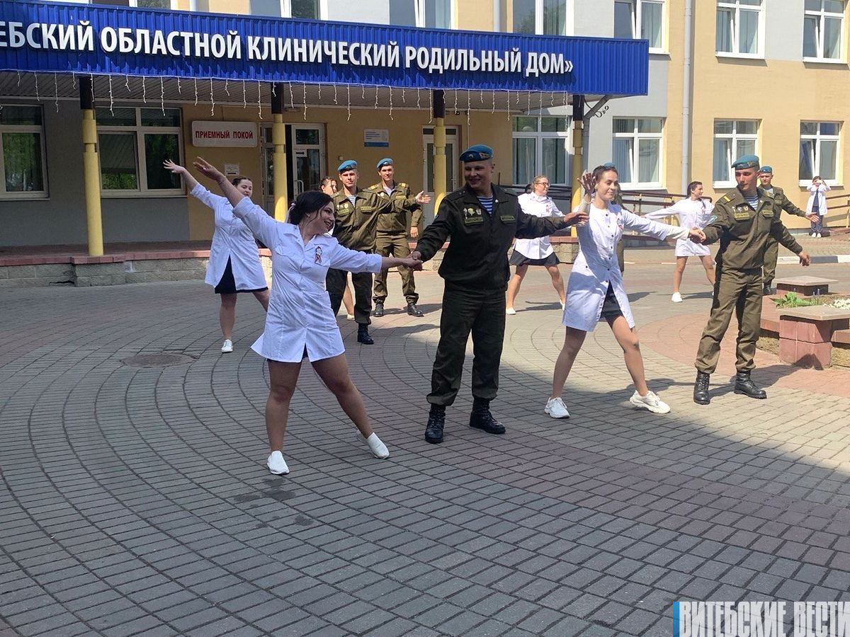 «Вальс Победы» танцевали накануне 9 Мая под окнами Витебского областного роддома