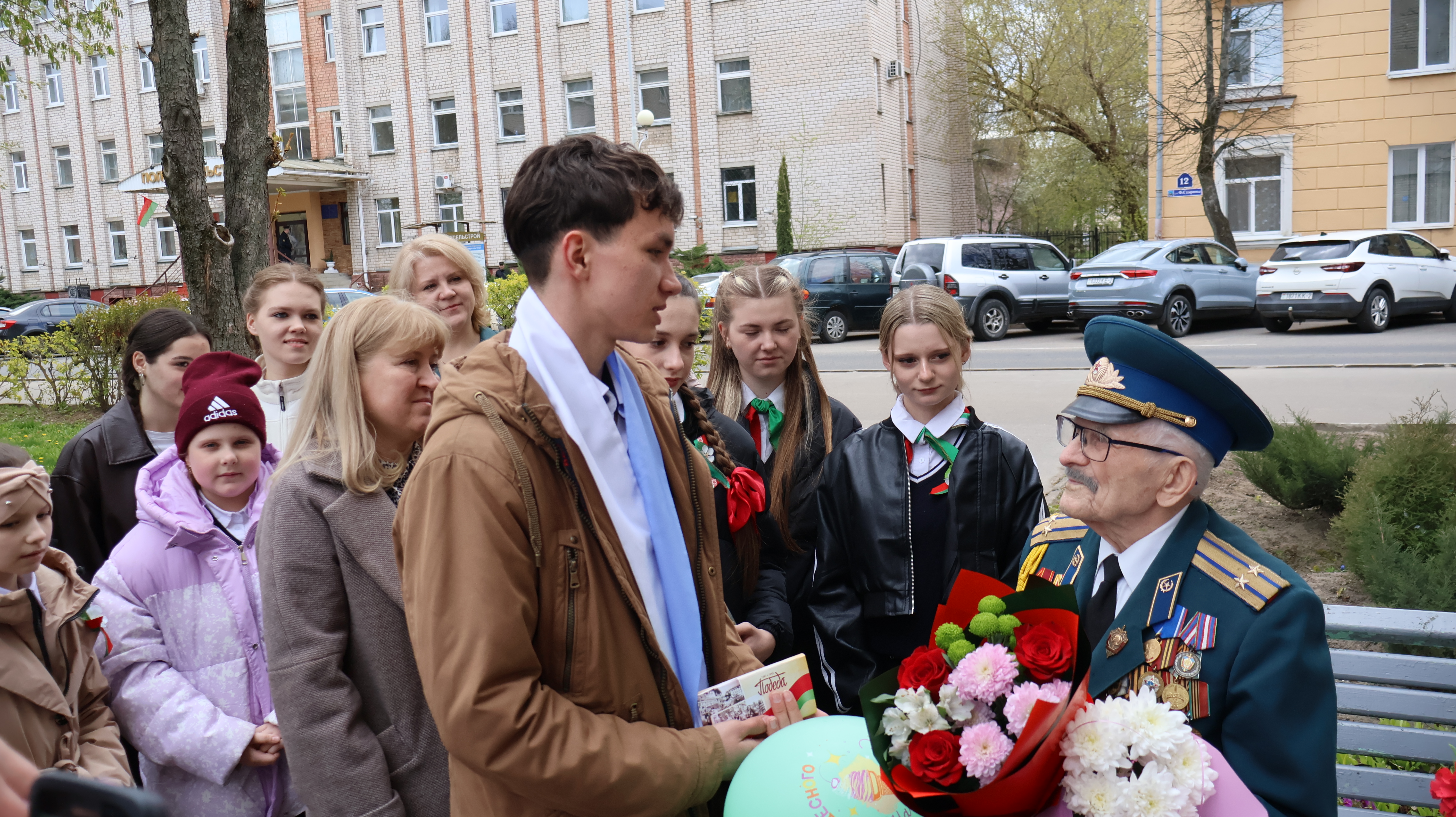 Цветы, подарки, открытки, слова благодарности за мирное небо над головой и «День Победы» под аккомпанемент военного оркестра – в эти майские дни в Полоцке чествуют ветеранов Великой Отечественной войны