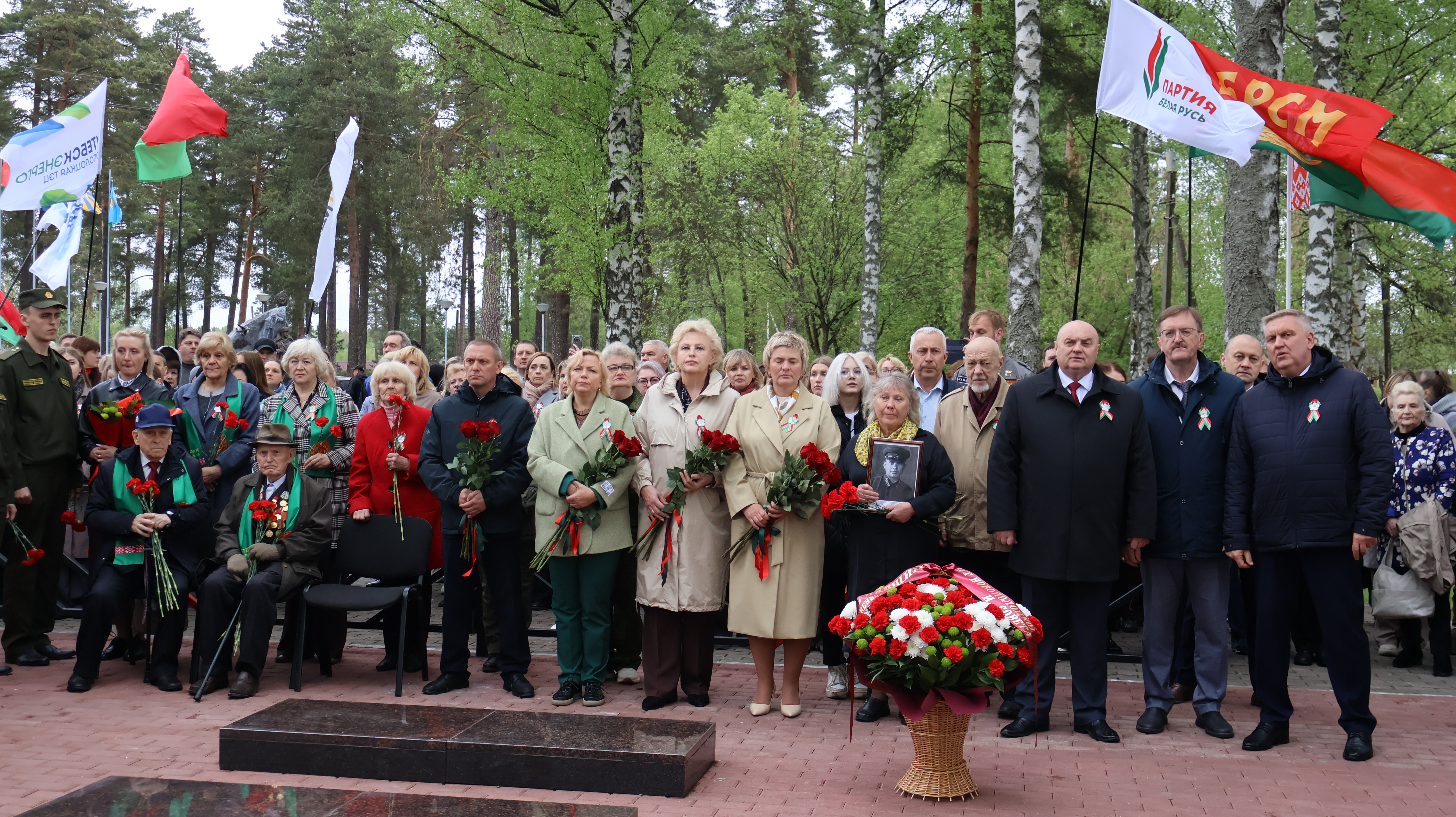 В Новополоцке открыли обновленный памятный знак на братской могиле советских воинов и партизан