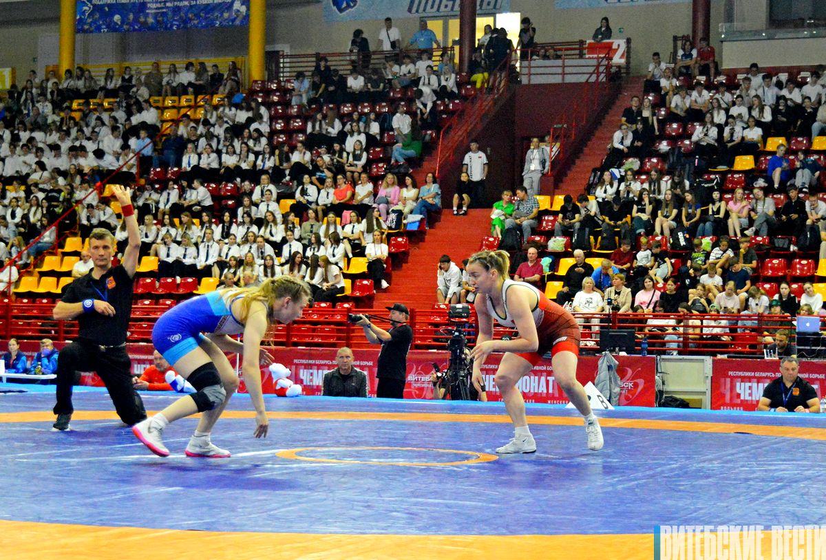 В Ледовом дворце Витебска проходит чемпионат Беларуси по спортивной борьбе: фоторепортаж 