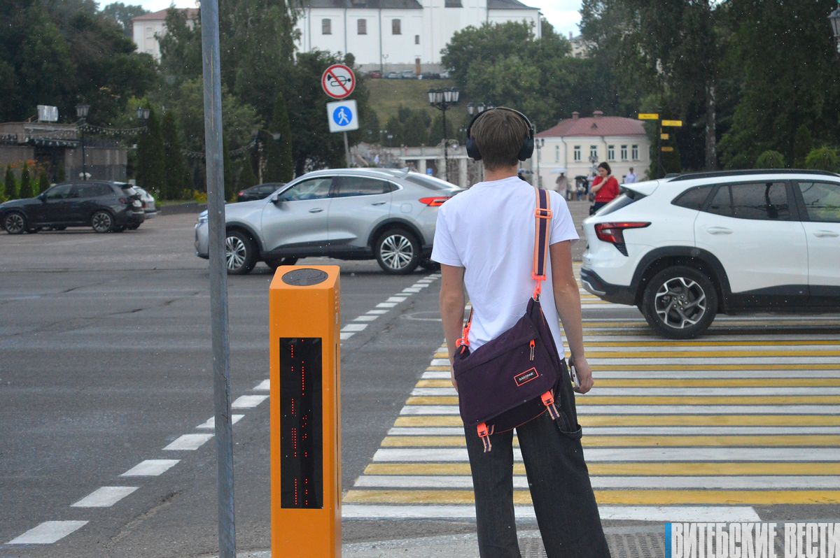 Разъясняем, как на пешеходном переходе в центре Витебска работают говорящие столбики