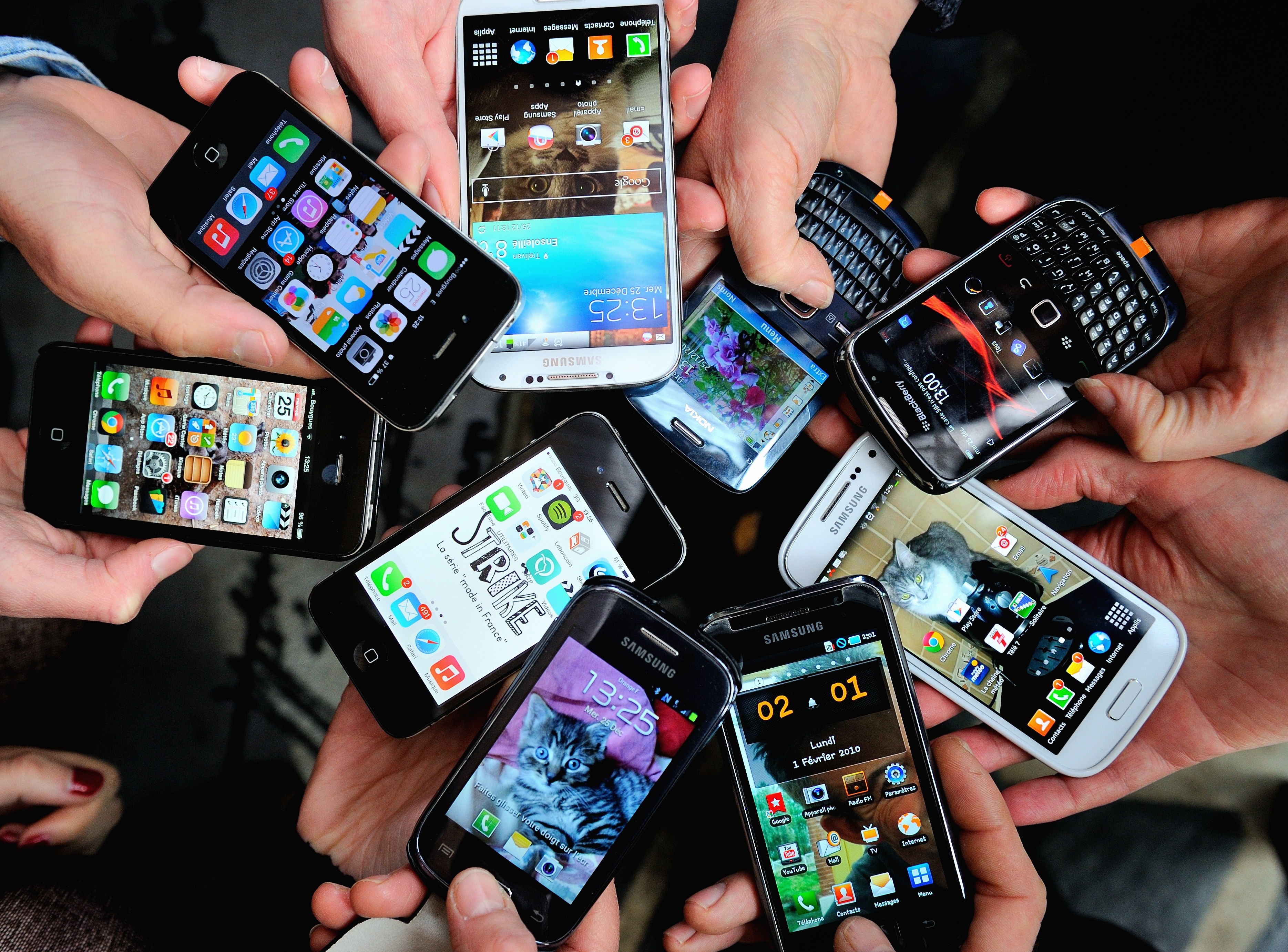 Мобильные телефоны б у. Разные смартфоны. Современные телефоны. Много смартфонов.