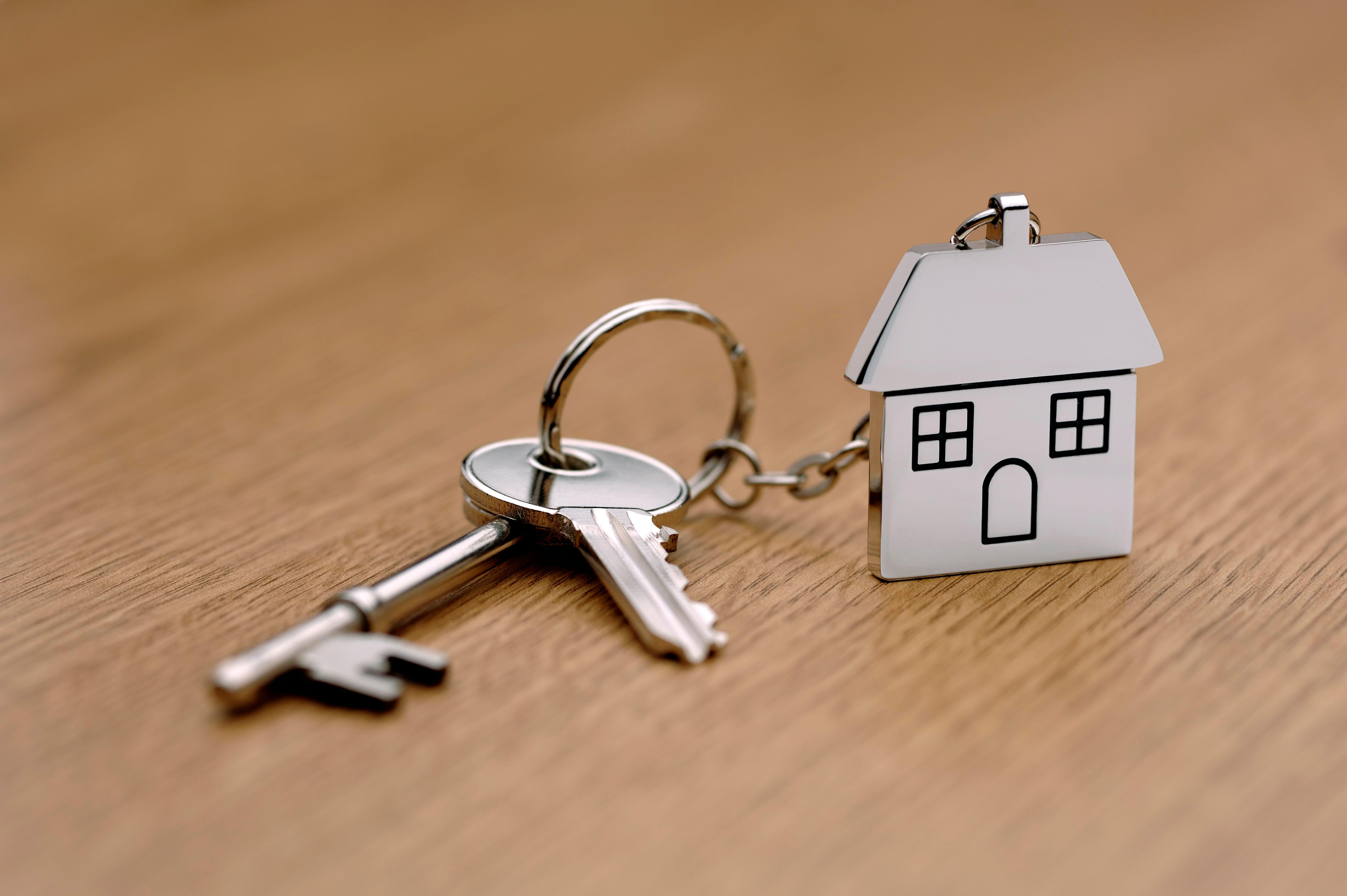 Покупка жилья инвалидам. Ключи от квартиры. Домик с ключами. Ключи от новой квартиры. Ключи от дома.