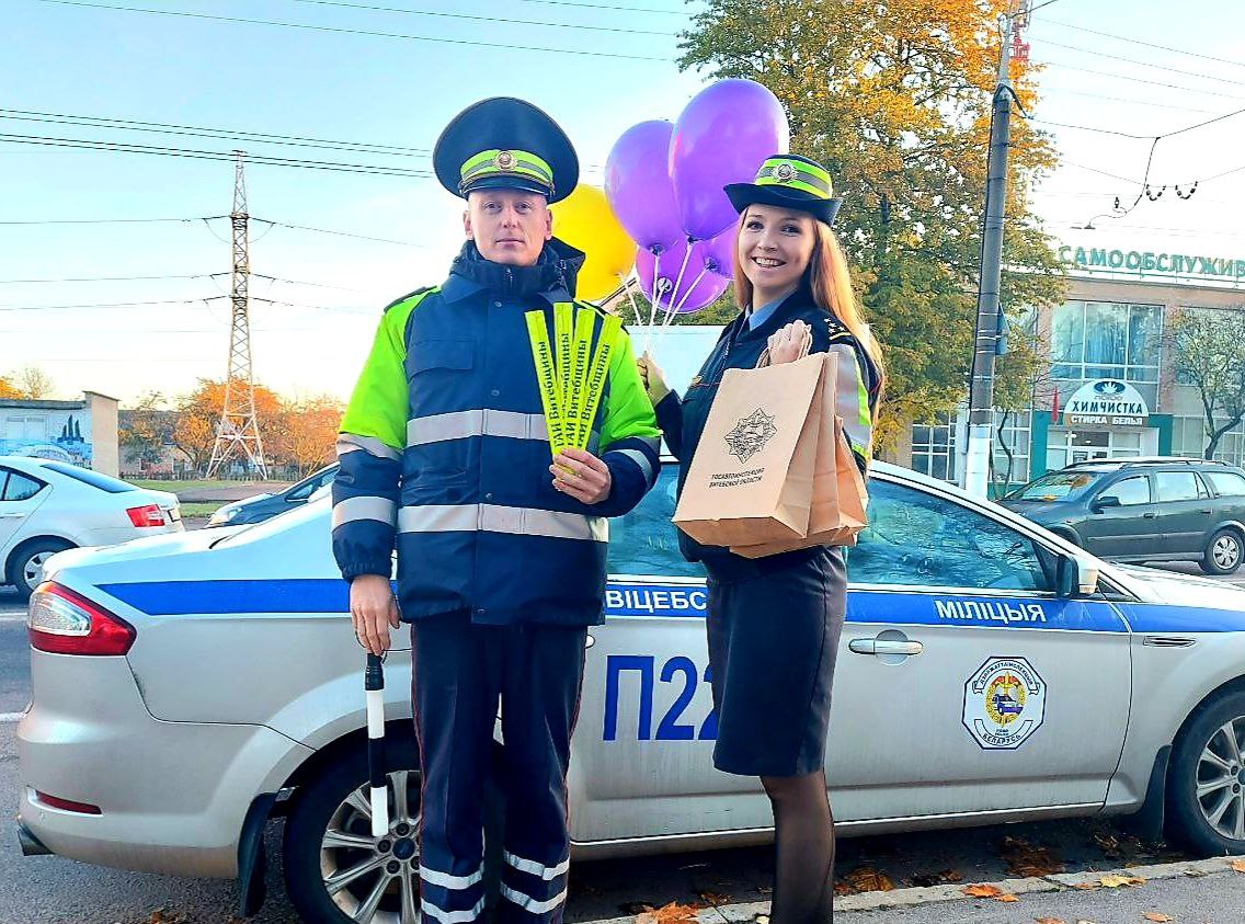 Сотрудники ГАИ в Витебске поздравили женщин-водителей с Днем матери