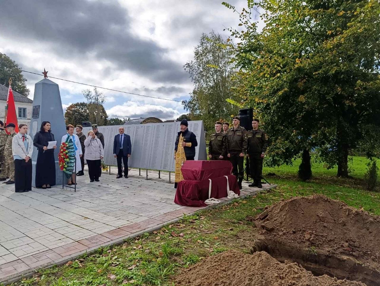 В Дубровенском районе проходят торжественно-траурные церемонии перезахоронения останков военнослужащих РККА 