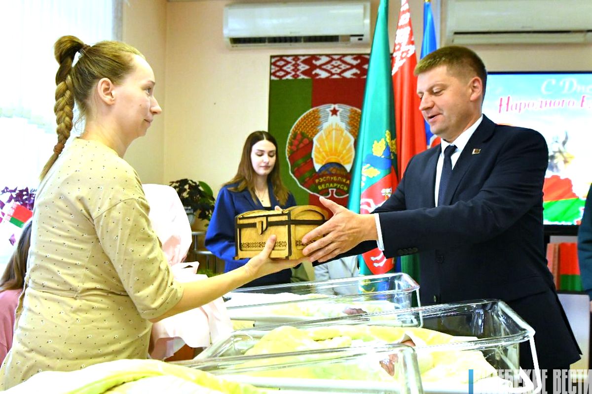 Семьи Витебской области, чьи дети родились 17 сентября, получили в подарок «Бацькаву кашулю» 
